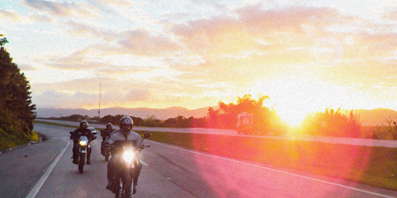 Mötorräder auf Straße im Sonnenuntergang Biker-Gruppe