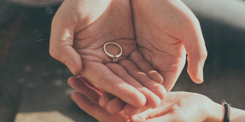 Hände halten Ring Ehe und Partnerschaft